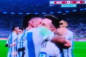 梅西对阵德约科维奇展开拉锯大战，最终险胜对手-爱游戏官网