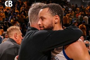 塔图姆技术犯规送分，库里主帅怒摔战术板！-爱游戏体验